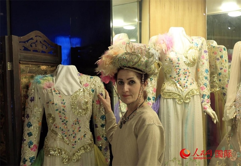 設(shè)計師展示阿拉伯阿巴斯王朝時期王冠。人民網(wǎng)伊納斯·易卜拉欣攝