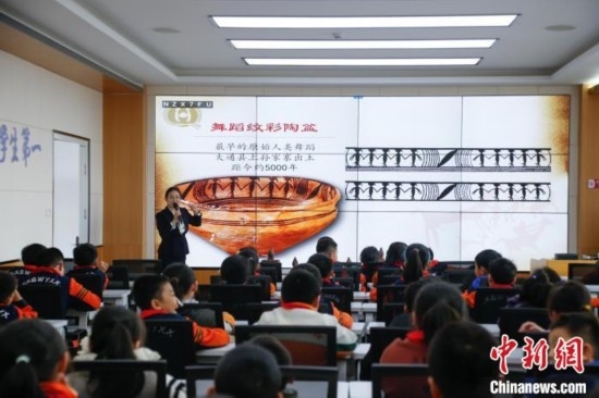 圖為學(xué)生在“國(guó)寶音樂(lè)會(huì)”社教課中了解舞蹈紋彩陶盆。中新社記者 馬銘言 攝