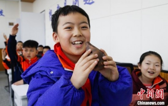 圖為學(xué)生在“國(guó)寶音樂(lè)會(huì)”社教課中體驗(yàn)吹陶塤。中新社記者 馬銘言 攝