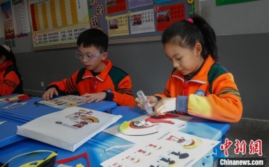 圖為學(xué)生參與“土族娃娃布貼畫(huà)”社教課。中新社記者 馬銘言 攝