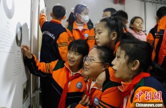 圖為學(xué)生參觀青海省博物館“1+3”主題流動(dòng)展覽，了解在青海喇家遺址出土的齊家文化 · 玉三璜聯(lián)璧。中新社記者 馬銘言 攝