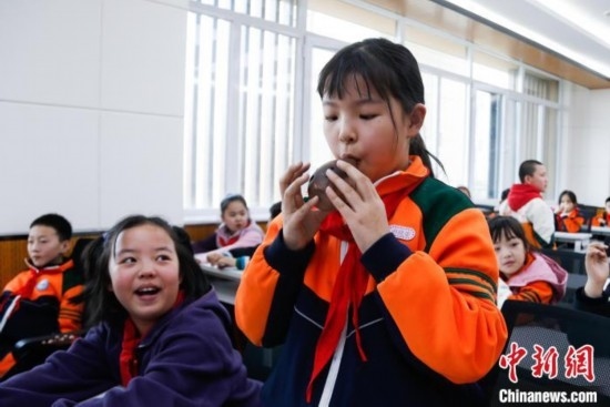 圖為學(xué)生在“國(guó)寶音樂(lè)會(huì)”社教課中體驗(yàn)吹陶塤。中新社記者 馬銘言 攝