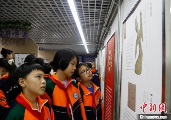 圖為學(xué)生參觀青海省博物館“1+3”主題流動(dòng)展覽，了解木舞俑。中新社記者 馬銘言 攝