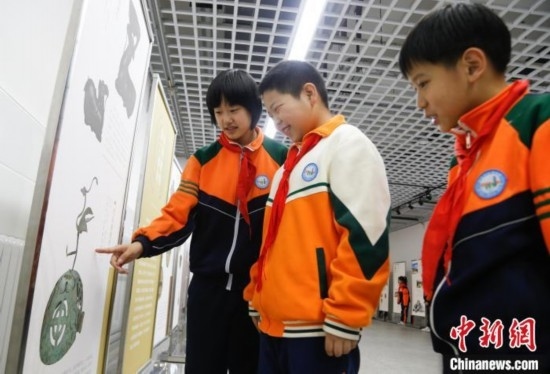 圖為學(xué)生了解出土于青海省西寧市大通回族土族自治縣的漢代鸞鳳銅熏爐蓋。中新社記者 馬銘言 攝