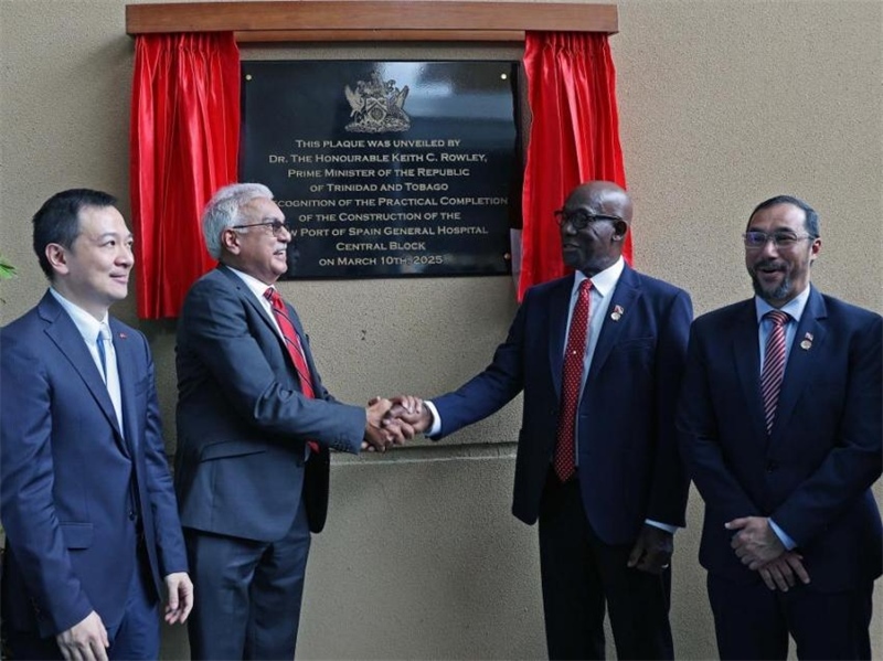 特多總理基思·羅利（右二）等特方政要、中國(guó)駐特多使館臨時(shí)代辦楊晗（左一）等出席西班牙港總醫(yī)院項(xiàng)目揭幕儀式。中國(guó)鐵建（加勒比）有限公司供圖