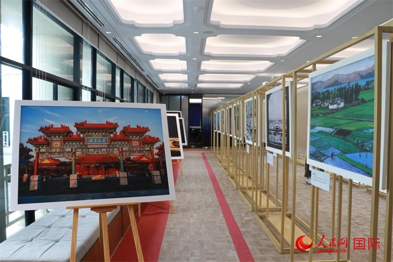 “遇見”攝影展現(xiàn)場。朱瀟逸攝