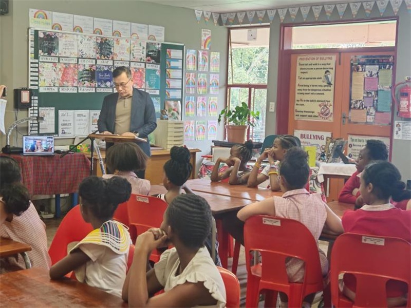 中國(guó)文化中心孔子課堂外方院長(zhǎng)陸志雷博士發(fā)言。