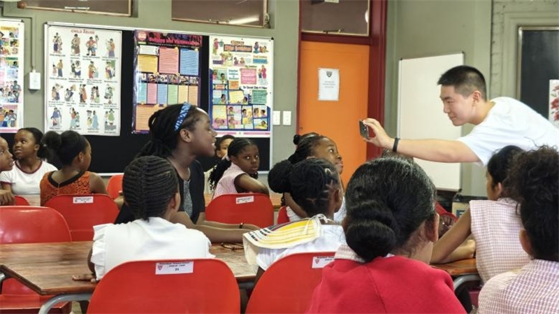 南非學(xué)生現(xiàn)場(chǎng)提問(wèn)。