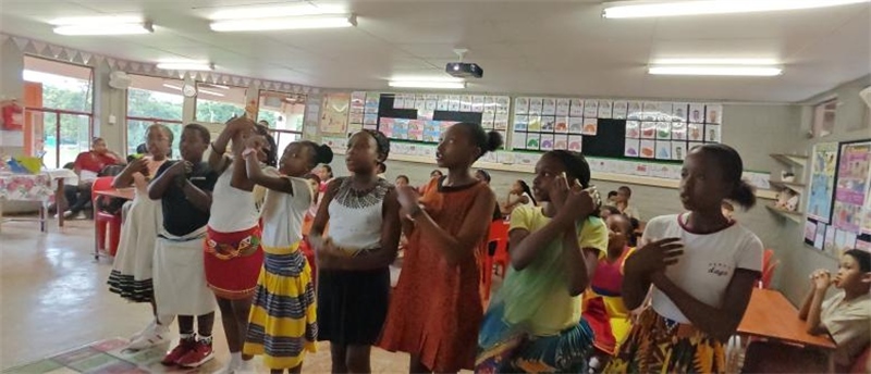 南非學(xué)生展示民族服飾，合唱《聽(tīng)我說(shuō)謝謝你》。