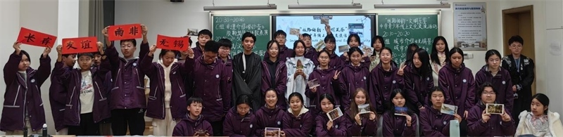 中南學(xué)生合影留念。