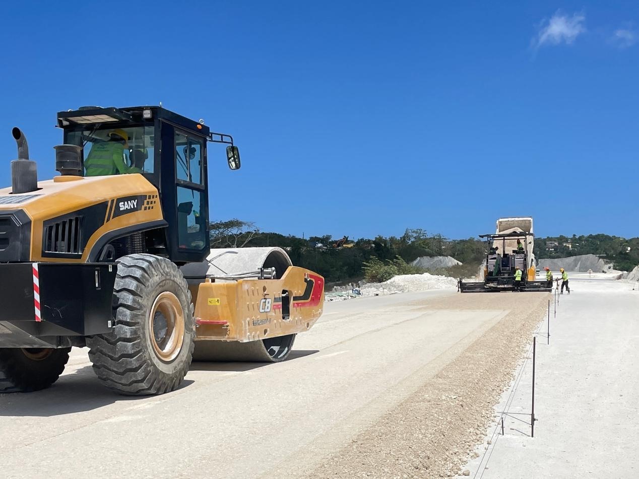 圖為中企承建的牙買加蒙特哥貝繞城路項目基層試驗段正在進行攤鋪和碾壓施工，相關(guān)施工工作已于日前順利完成。中國港灣美洲區(qū)域公司供圖