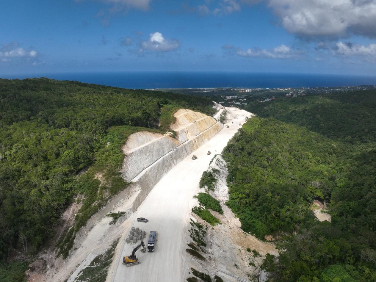 圖為中企承建的牙買加蒙特哥貝繞城路項目基層試驗段正在進行攤鋪和碾壓施工，相關(guān)施工工作已于近日順利完成。中國港灣美洲區(qū)域公司供圖