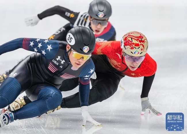 中國(guó)隊(duì)選手劉少昂（右）在比賽中。新華社記者 孫非 攝