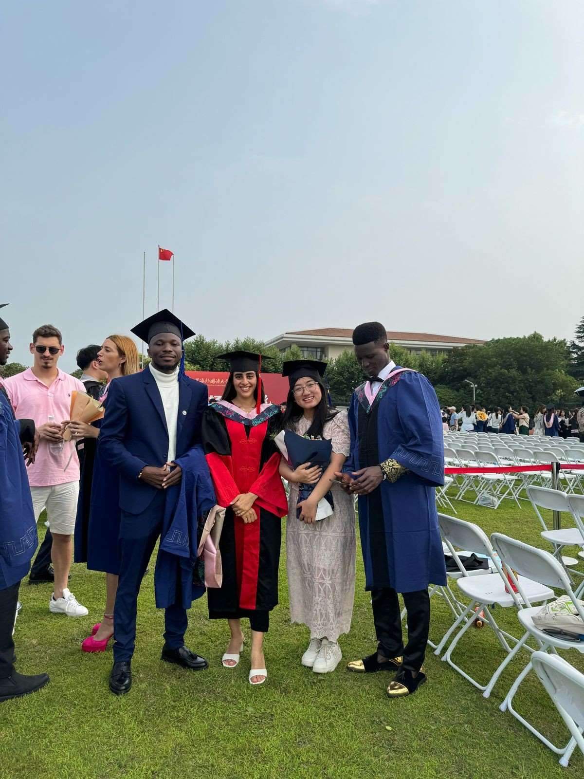 卡友琪（右三）在中國(guó)獲得學(xué)位后與同學(xué)合影。受訪者供圖