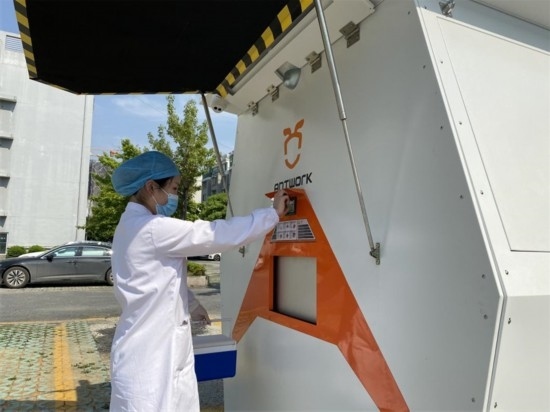 醫(yī)院接收無人機(jī)送來的醫(yī)療樣本。受訪者供圖