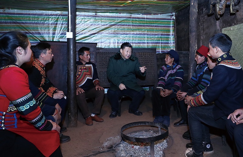 △2018年2月11日，四川涼山彝族自治州昭覺縣三岔河鄉(xiāng)三河村，習(xí)近平總書記來到村民節(jié)列俄阿木家中看望。