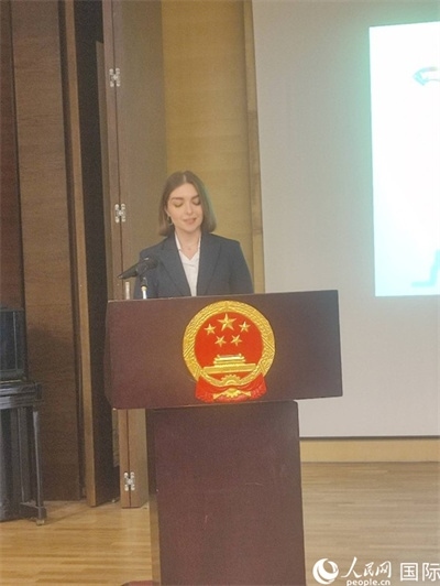 意方學(xué)生代表白綺花發(fā)言。人民網(wǎng)記者 鄭彬攝