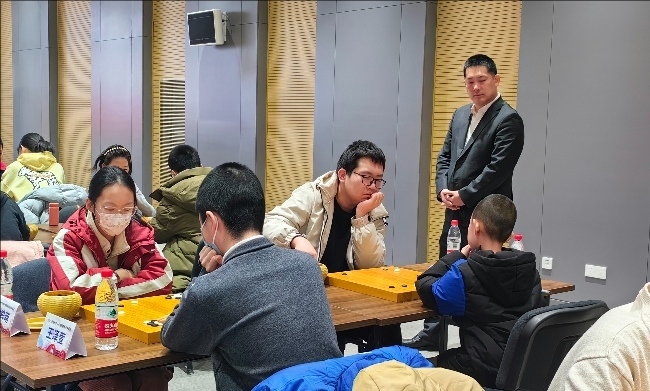 常昊觀戰(zhàn)年輕棋手們比賽。人民網(wǎng)記者 李乃妍攝