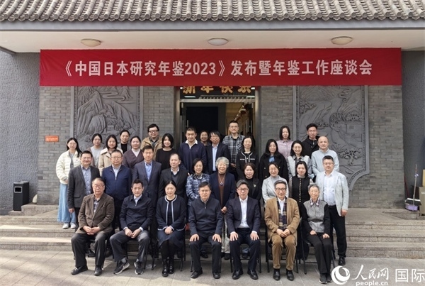 部分與會(huì)嘉賓合影留念。人民網(wǎng)記者 陳建軍攝