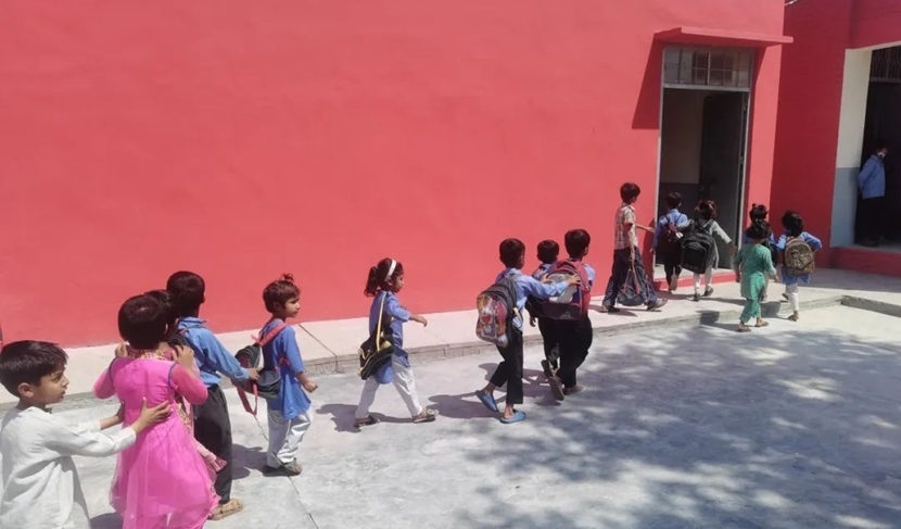 同學(xué)們走進(jìn)修繕一新的校園。中國電建集團(tuán)湖北工程有限公司供圖