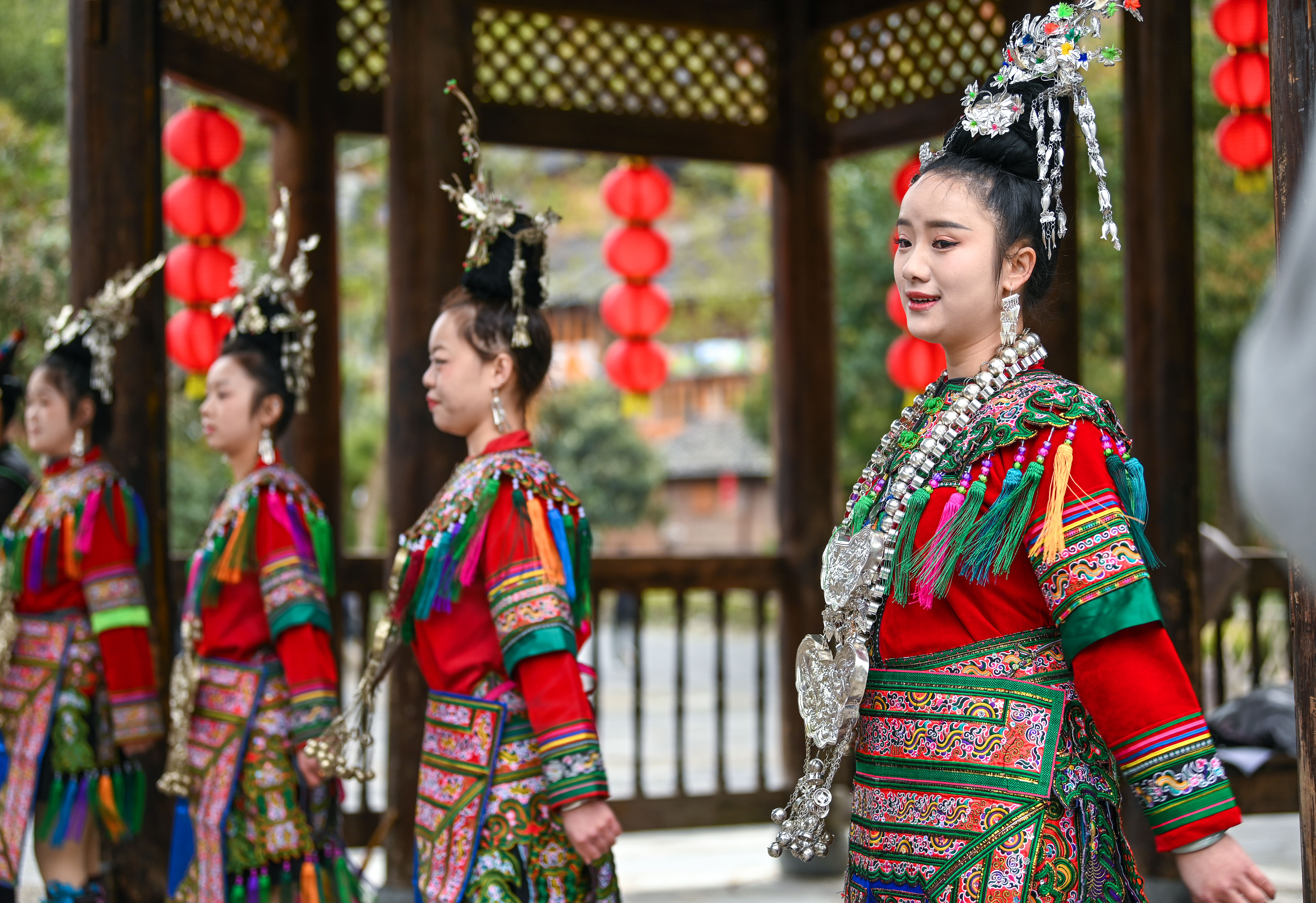  2025年3月18日，侗族群眾在貴州省黎平縣肇興侗寨給游客演唱侗族大歌。