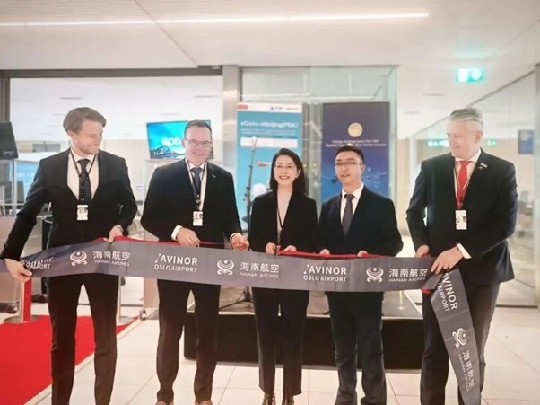 中國(guó)駐挪威大使侯悅（中）出席海航奧斯陸—北京直航開航儀式。中國(guó)駐挪威大使館供圖