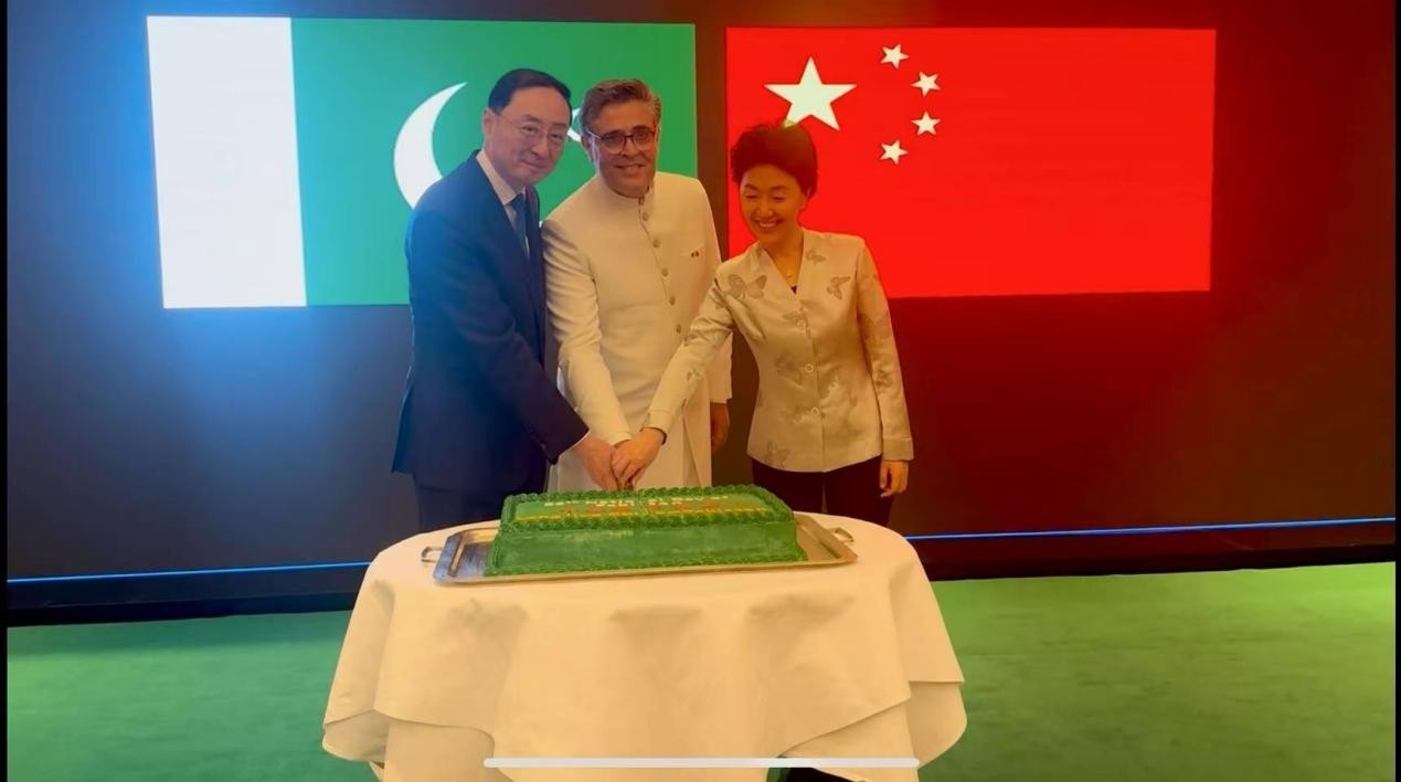外交部副部長孫衛(wèi)東（左）、巴基斯坦駐華大使卡里爾·哈什米（中）、中聯(lián)部副部長孫海燕（右）共切蛋糕。巴基斯坦駐華大使館供圖