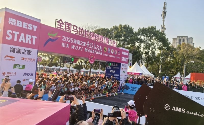 參賽選手沖出起跑線。 人民網(wǎng)記者 楊磊攝