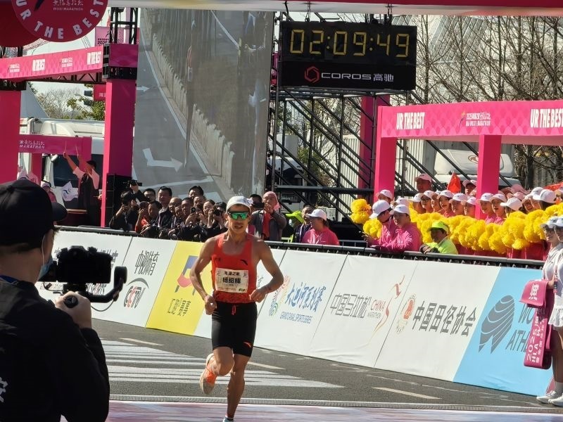 楊紹輝通過(guò)比賽終點(diǎn)。 人民網(wǎng)記者 楊磊攝