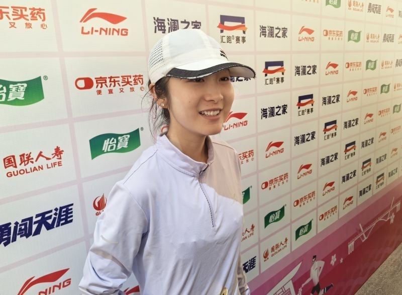 徐冰潔賽后接受采訪。 人民網(wǎng)記者 楊磊攝