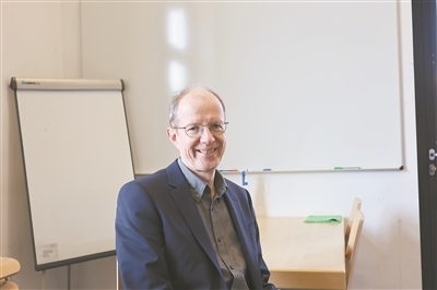 德國物理學(xué)會主席、雷根斯堡大學(xué)凝聚態(tài)物理學(xué)家克勞斯·里希特教授。駐德國記者 李山攝