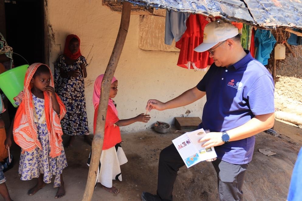 專家組向村民發(fā)放健康教育手冊和健康教育用品。專家組供圖