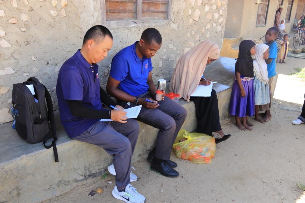 專家組指導(dǎo)非方疾控人員開展疾病篩查工作。專家組供圖