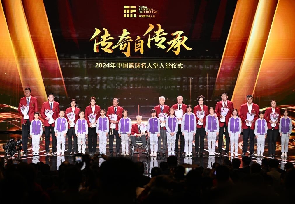 3月23日，在場(chǎng)的各屆中國(guó)籃球名人堂入堂人物在入堂儀式上合影留念。新華社記者 陳鐘昊 攝