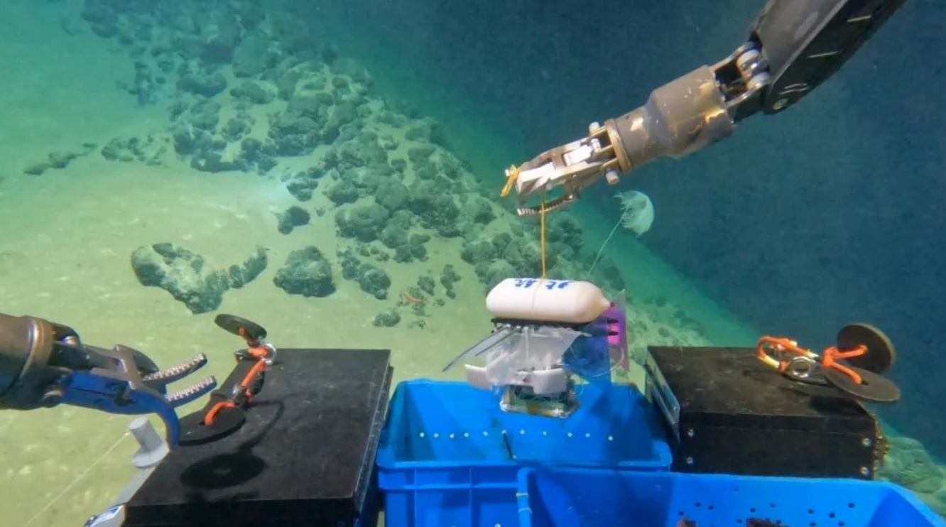 北航深海小型機(jī)器人在深海測(cè)試。校方供圖