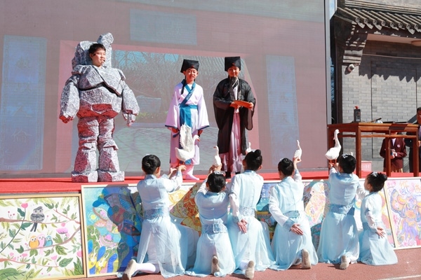 展覽開幕式上，府學(xué)學(xué)子上演情景劇《鵝池》。府學(xué)胡同小學(xué)供圖