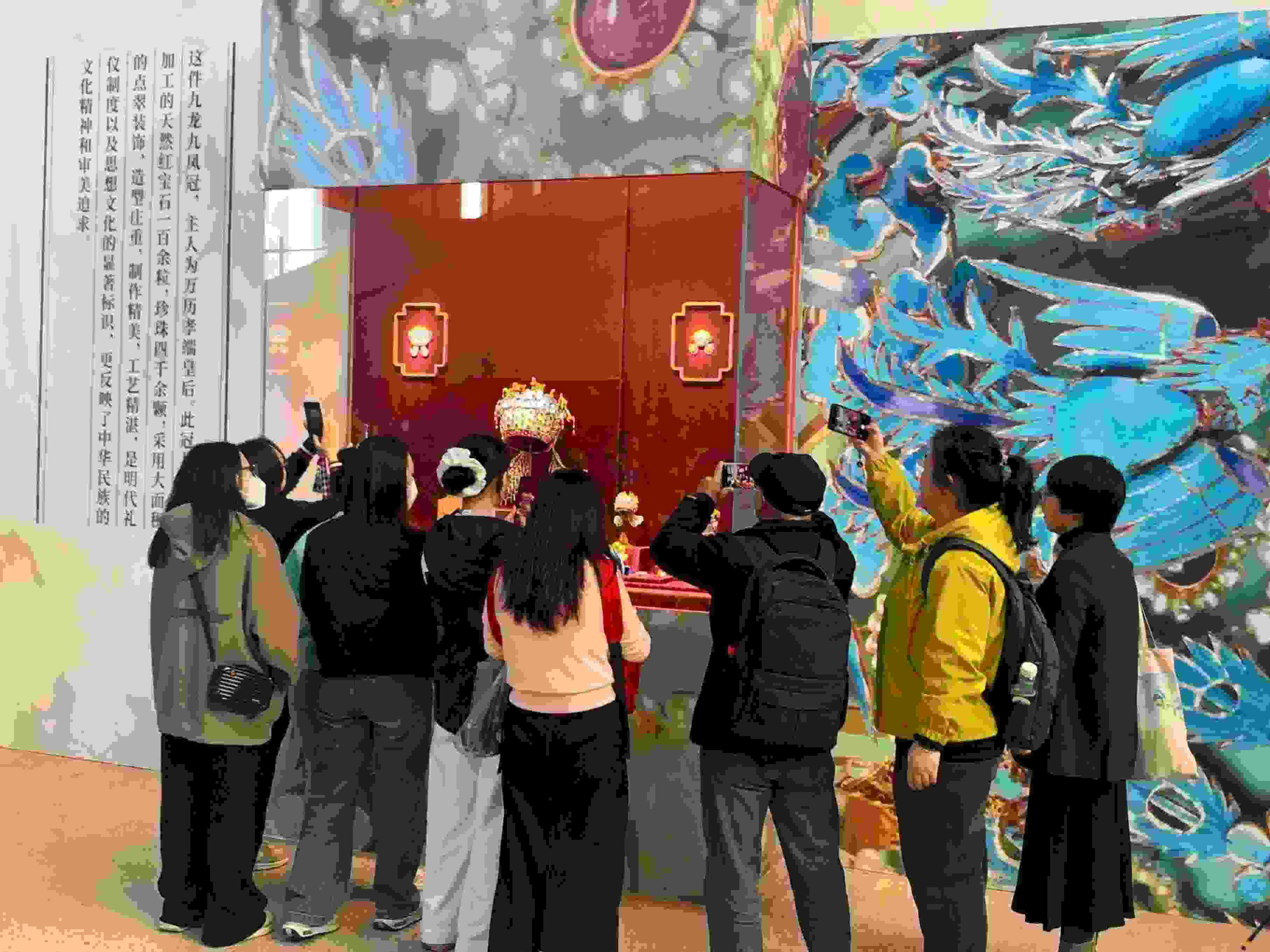 觀眾參觀國博鳳冠系列文創(chuàng)產(chǎn)品。人民網(wǎng)記者 劉穎穎攝