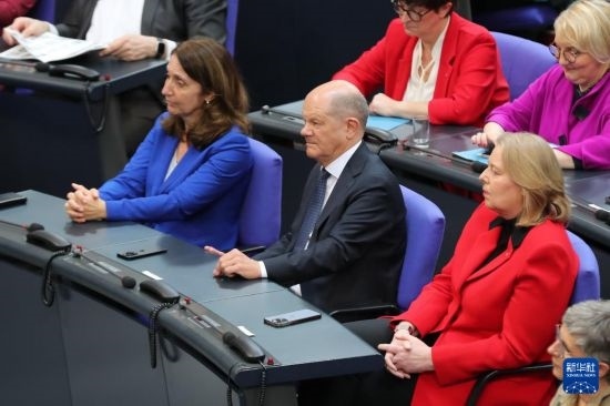 3月25日，在德國柏林，朔爾茨（中）出席新一屆德國聯(lián)邦議院首次全體會議。新華社記者 杜哲宇 攝