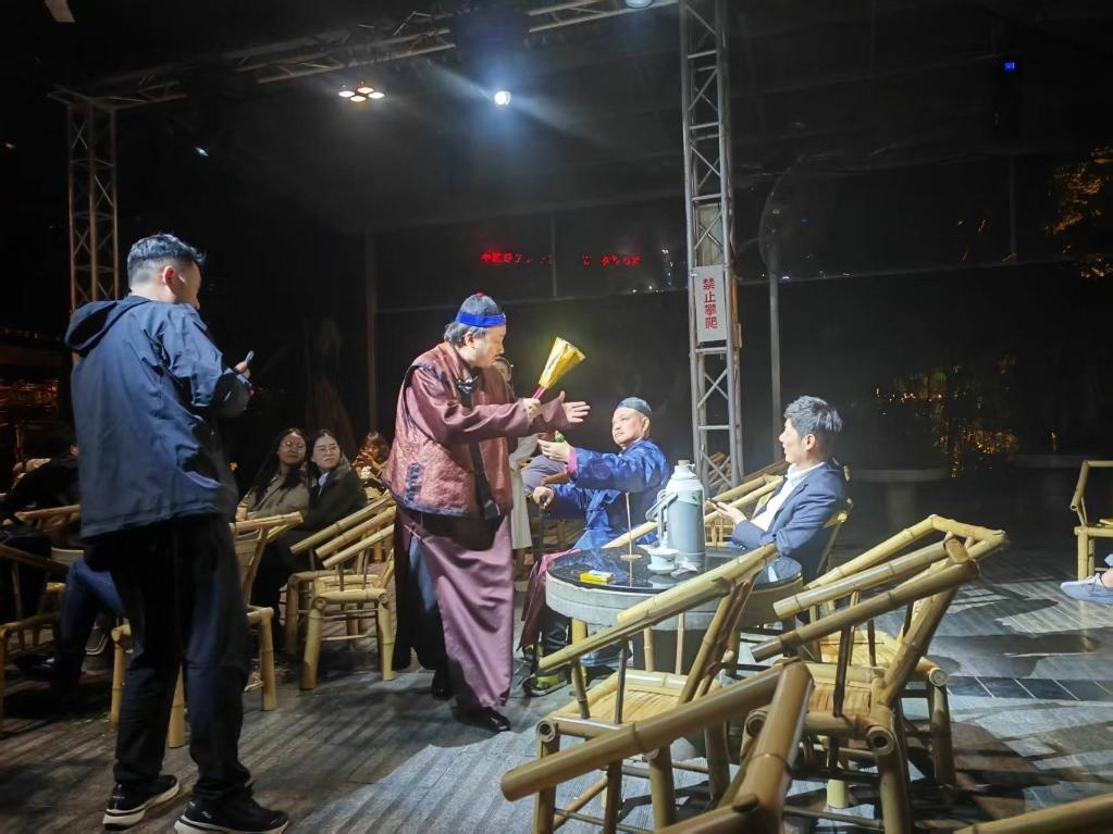 3月24日，《鶴鳴傳奇》在四川省成都市人民公園鶴鳴茶社演出。新華社記者 張海磊 攝