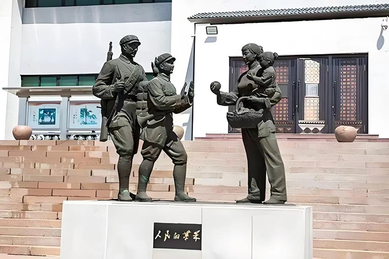錦州蘋(píng)果廉政文化展覽館前的《人民的蘋(píng)果》主題雕塑。（由遼沈戰(zhàn)役紀(jì)念館供圖）