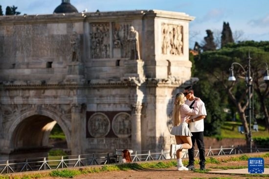 3月25日，在意大利羅馬，情侶在君士坦丁凱旋門前留影。新華社記者 李京 攝