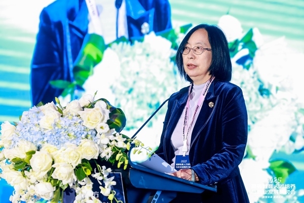 中國高等教育學(xué)會學(xué)術(shù)咨詢發(fā)展委員會委員、中國高等教育學(xué)會原副秘書長、《中國高教研究》主編王小梅。