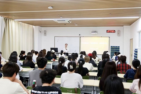 深圳職業(yè)技術(shù)大學(xué)黨委副書記、校長許建領(lǐng)為學(xué)生授課。學(xué)校供圖