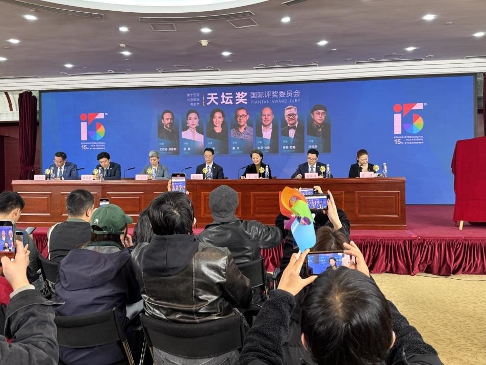 發(fā)布會現(xiàn)場公布本屆天壇獎國際評委會陣容。人民網(wǎng)記者 劉微攝