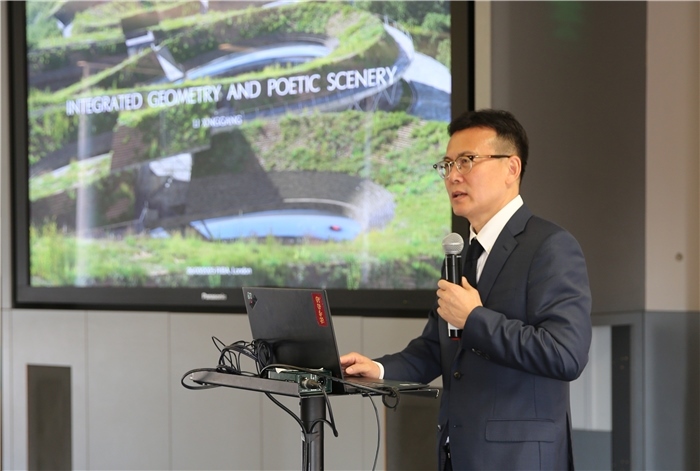 李興鋼院士做題為《勝景幾何》的主旨報(bào)告?；顒?dòng)主辦方供圖