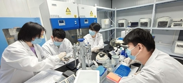 “個(gè)體基因解密實(shí)驗(yàn)”預(yù)實(shí)驗(yàn)課堂。東華大學(xué)供圖