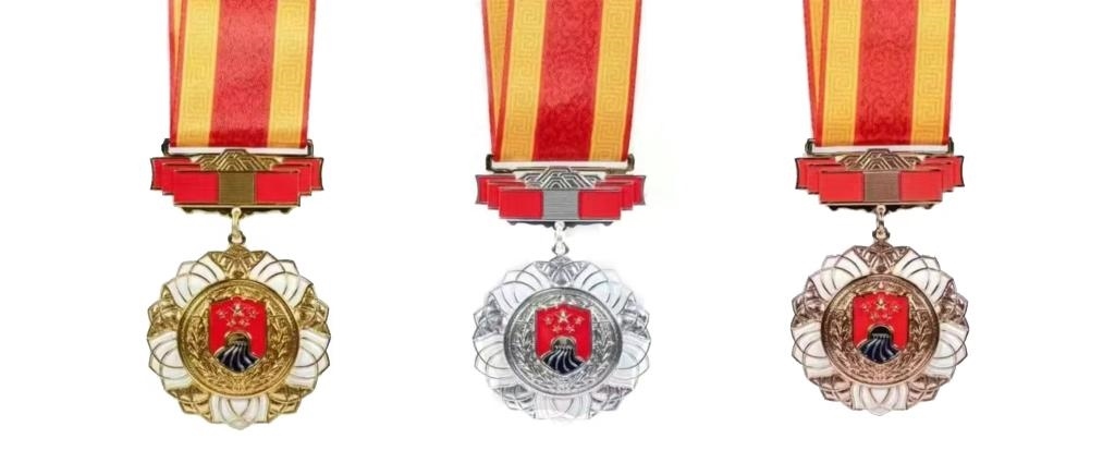 圖為戍守邊疆金質(zhì)、銀質(zhì)、銅質(zhì)紀(jì)念章。（國家移民管理局供圖）