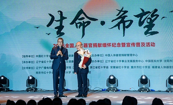 中國紅十字會副會長白巖松在現(xiàn)場采訪“人民英雄”張定宇教授。主辦方供圖