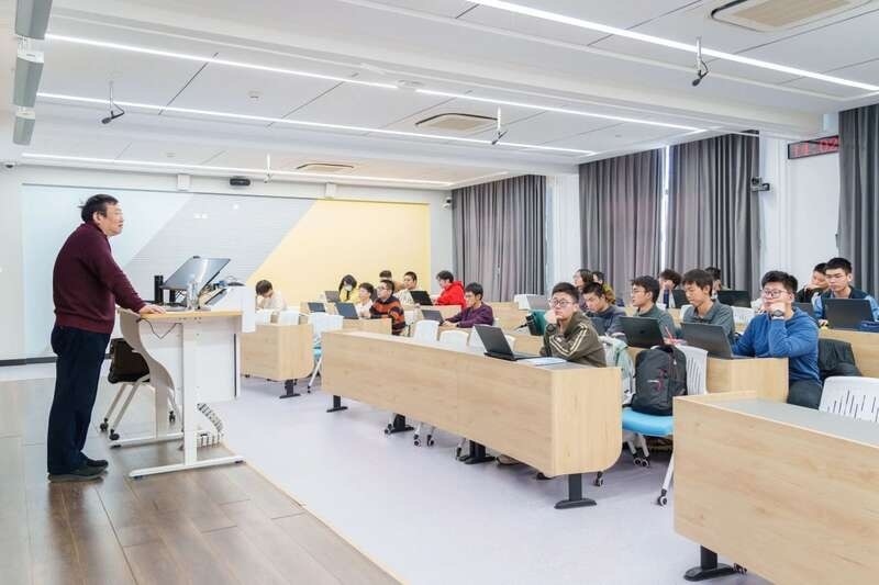 北航面向全校本科生開設《人工智能導論》通識必修課。校方供圖