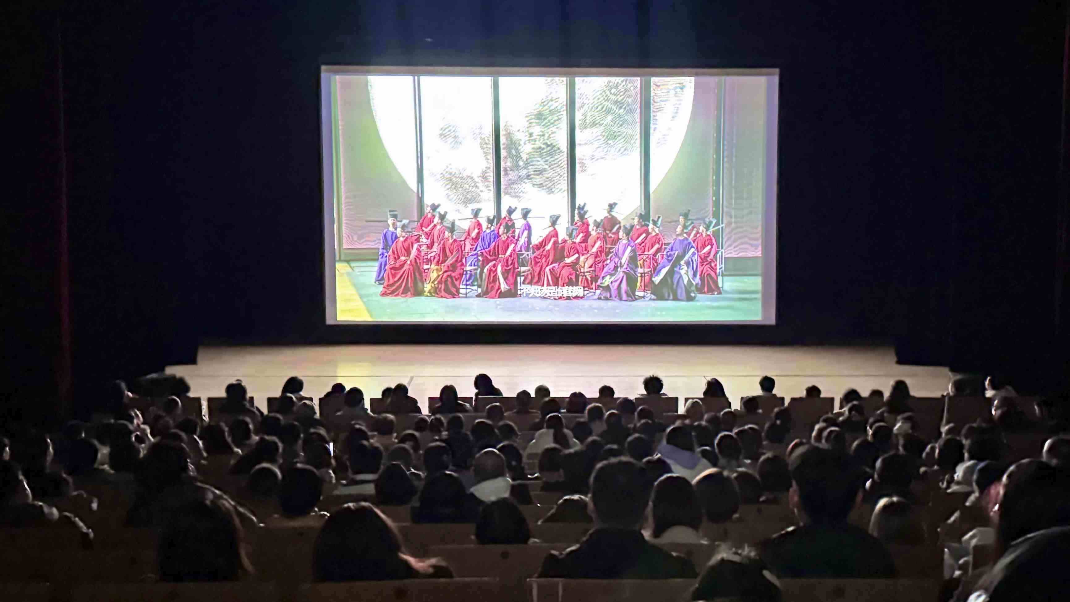 觀眾在哈爾濱大劇院欣賞《蘇堤春曉》。國(guó)話供圖